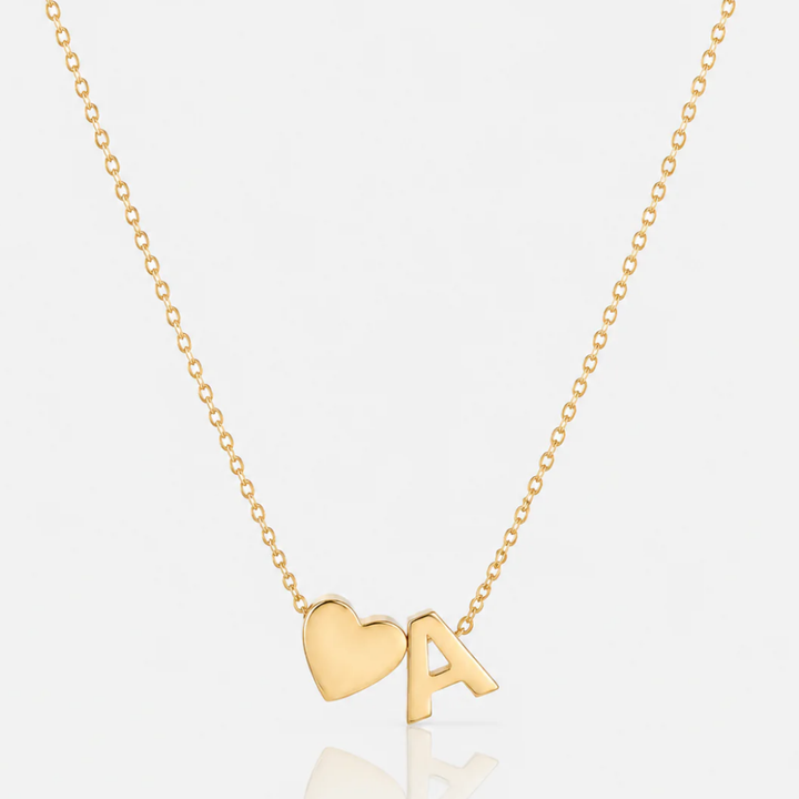 COLLIER AVEC INITIALE EN FORME DE CŒUR