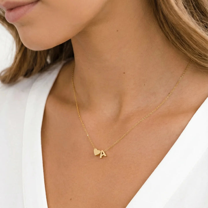 COLLIER AVEC INITIALE EN FORME DE CŒUR
