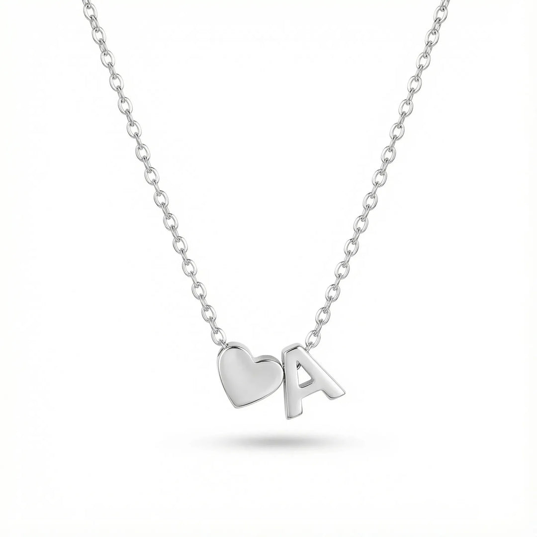 COLLIER AVEC INITIALE EN FORME DE CŒUR