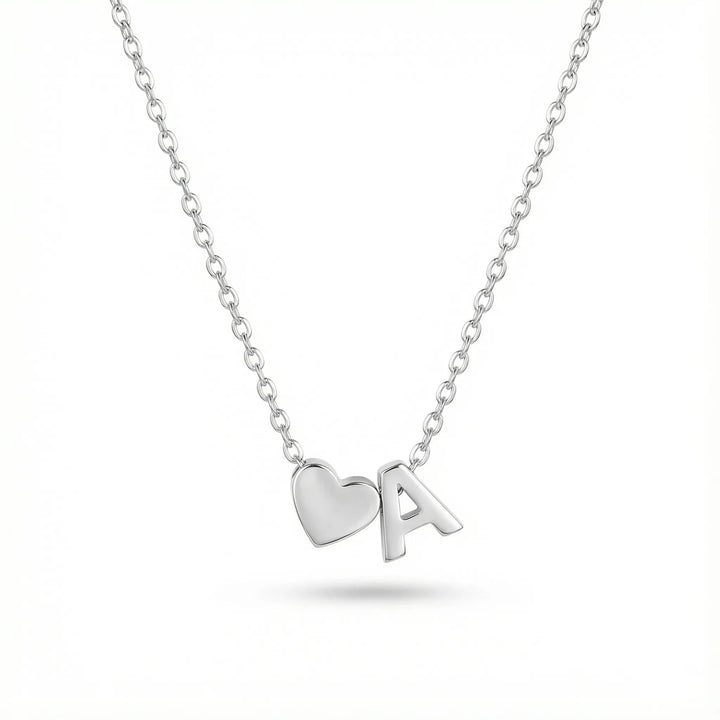 COLLIER AVEC INITIALE EN FORME DE CŒUR