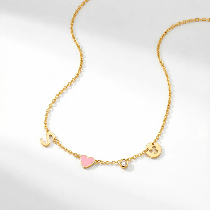 COLLIER AVEC INITIALE EN FORME DE CŒUR