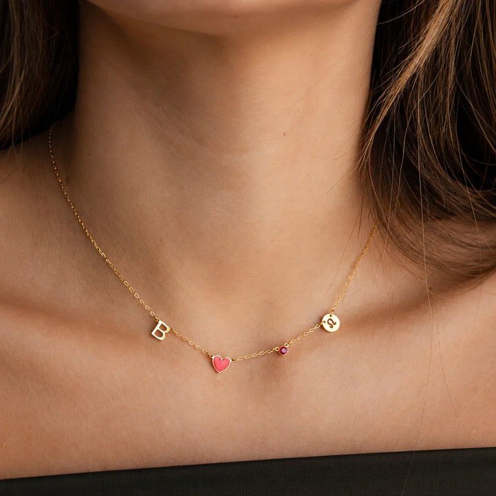 COLLIER AVEC INITIALE EN FORME DE CŒUR