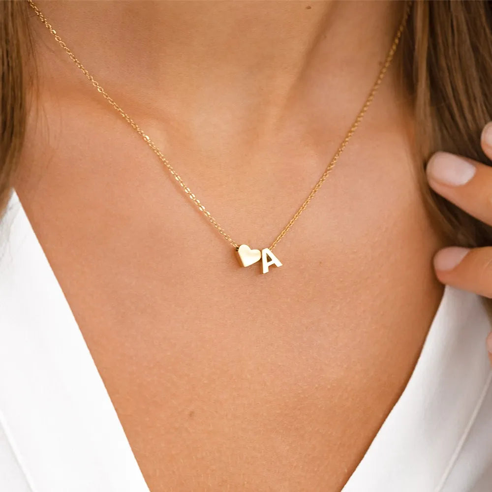 COLLIER AVEC INITIALE EN FORME DE CŒUR