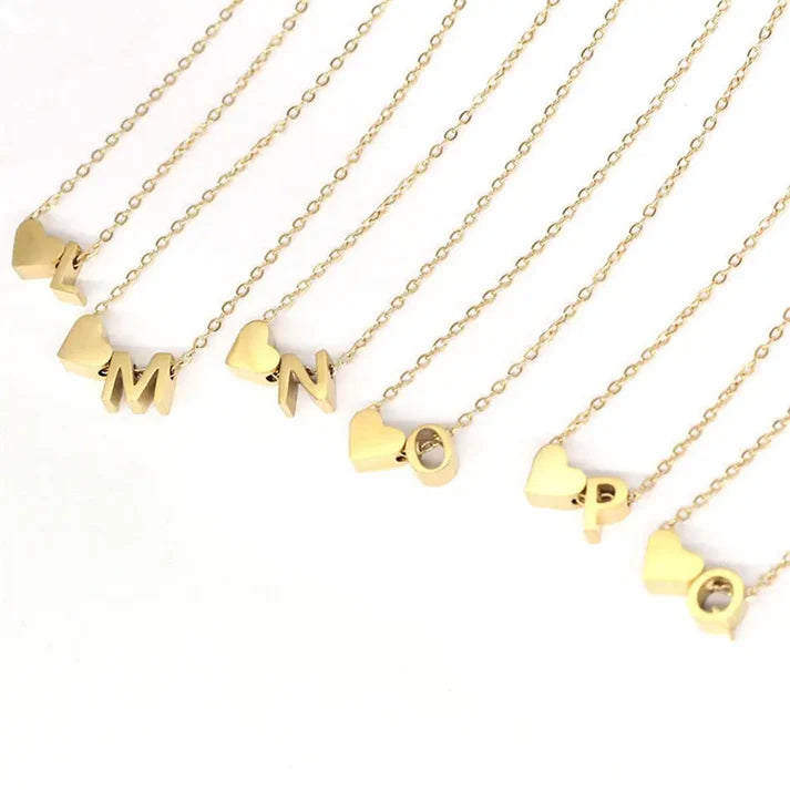 COLLIER AVEC INITIALE EN FORME DE CŒUR